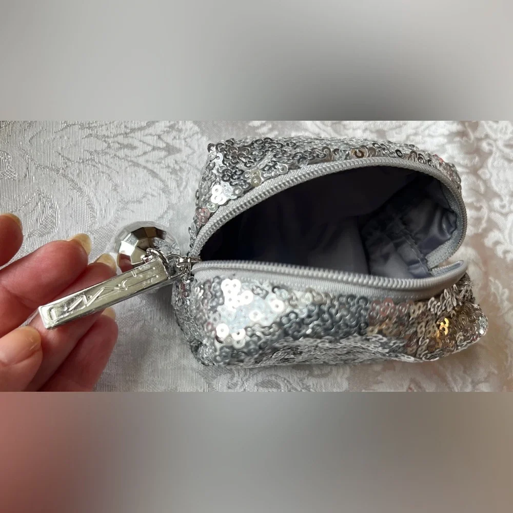 MAC Cosmetics dazzling silver